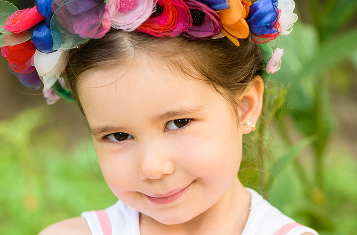 Kind beobachtet panische Frau mit auffälligem Pap-Test